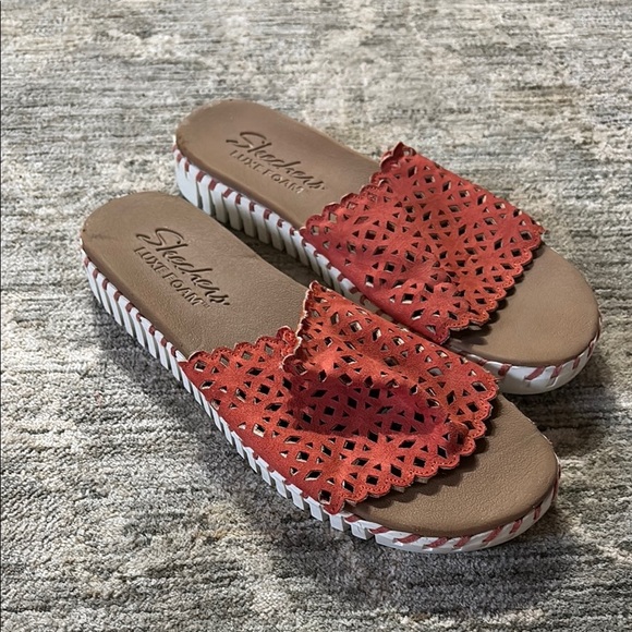 Skechers Women's Red Slide Sandals - cut out pattern / low platform - size 10 - Picture 1 of 8